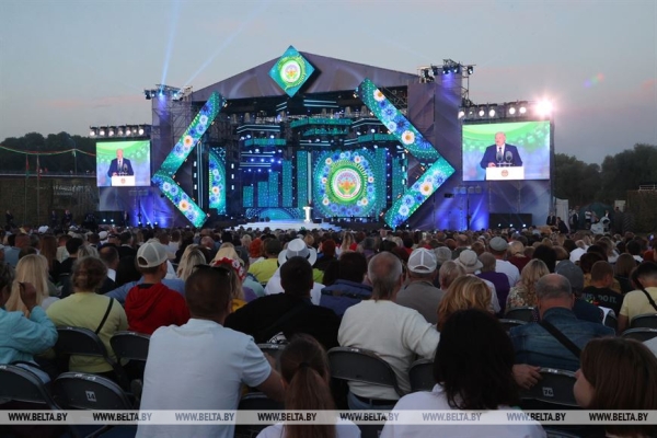 О национальном достоинстве, малой родине и рецепте мира. Речь Лукашенко в Александрии на "Купалье" О национальном достоинстве, малой родине и рецепте мира. Речь Лукашенко в Александрии на "Купалье"