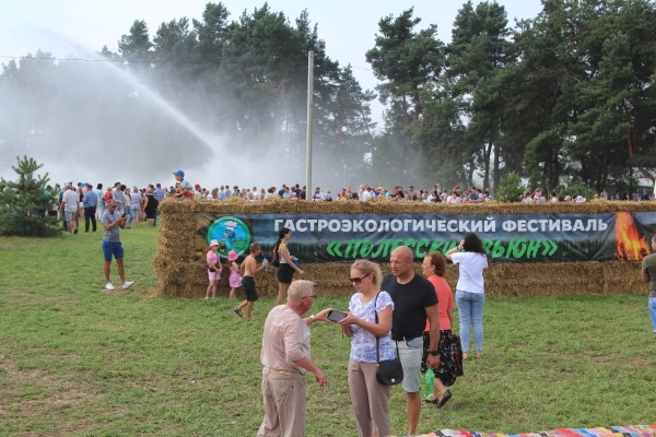 Дискотека, красочный фейерверк, лазерное шоу. Смотрите, как в Пинском районе прошел гастрономический и экологический фестиваль «Полесский вьюн»