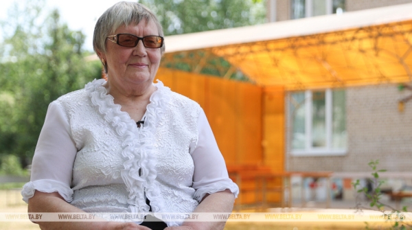 "Усаживайтесь поудобнее, я начинаю..." Слепая волонтер рассказывает сказки детям инвалидов по слуху "Усаживайтесь поудобнее, я начинаю..." Слепая волонтер рассказывает сказки детям инвалидов по слуху