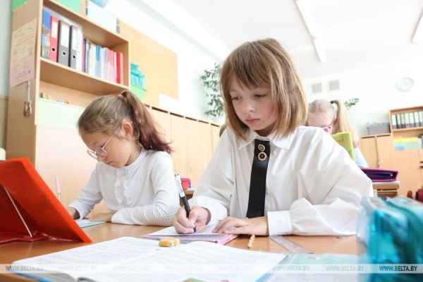 "Трудно говорить, что я здесь просто работала. Это моя жизнь". Один день с директором, который руководит гимназией 40 лет