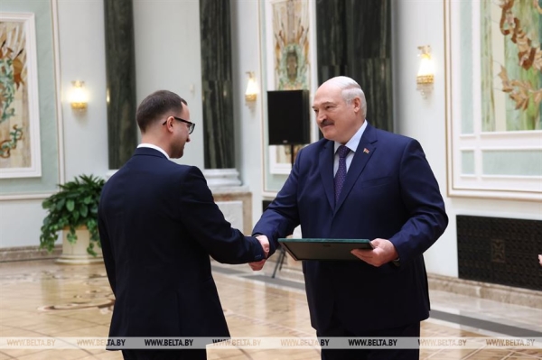 Ваши достижения вдохновляют. Лукашенко вручил награды выпускникам и преподавателям вузов Ваши достижения вдохновляют. Лукашенко вручил награды выпускникам и преподавателям вузов