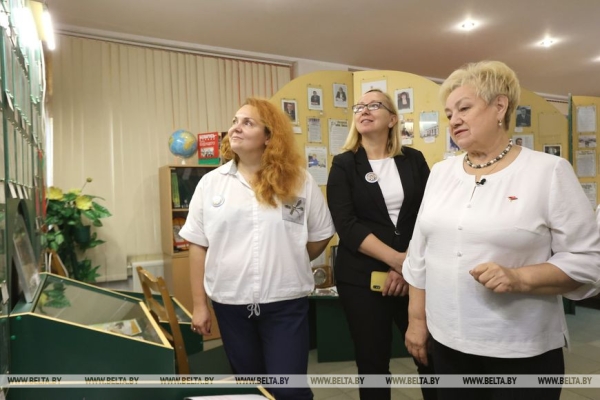 "Трудно говорить, что я здесь просто работала. Это моя жизнь". Один день с директором, который руководит гимназией 40 лет