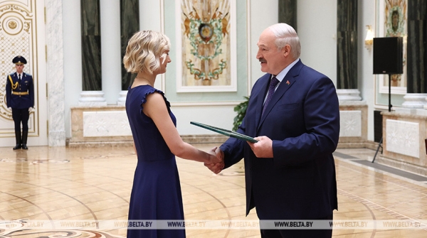 Ваши достижения вдохновляют. Лукашенко вручил награды выпускникам и преподавателям вузов Ваши достижения вдохновляют. Лукашенко вручил награды выпускникам и преподавателям вузов
