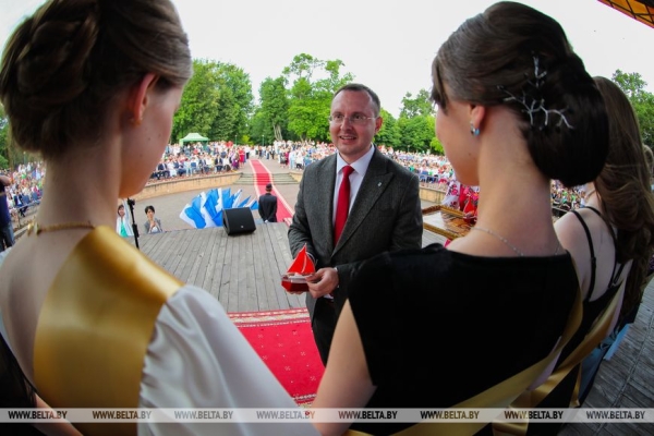 Выпускные вечера прошли по всей Беларуси Выпускные вечера прошли по всей Беларуси