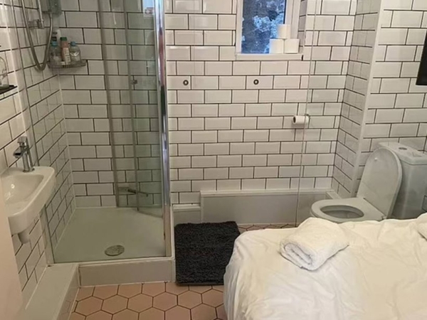 Турист снял квартиру, а оказалось: это кровать в ванной Турист снял квартиру, а оказалось: это кровать в ванной