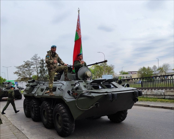 В Бресте на улице Ленина проходит репетиция парада на День Победы