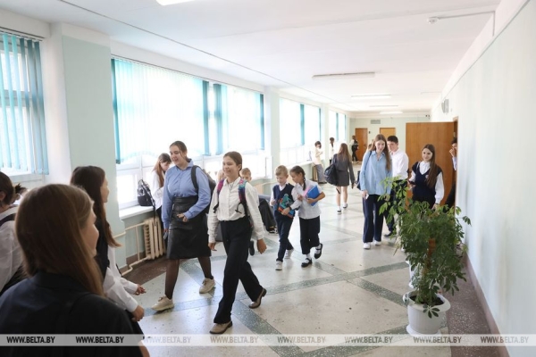 "Трудно говорить, что я здесь просто работала. Это моя жизнь". Один день с директором, который руководит гимназией 40 лет