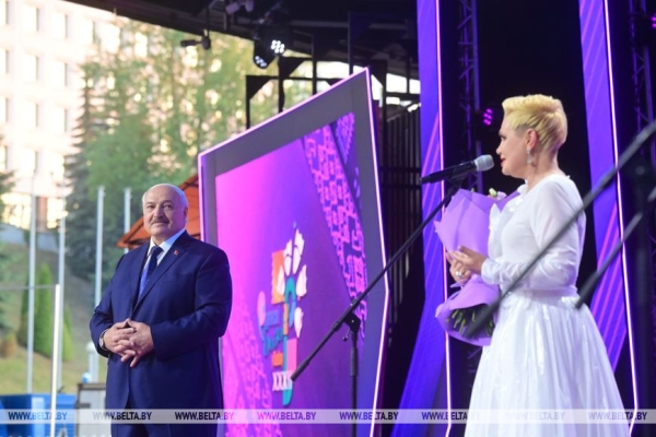 Лукашенко, вручив награду Спиридович, напомнил, как "Славянский базар" хотели "растащить по городам и весям" Лукашенко, вручив награду Спиридович, напомнил, как "Славянский базар" хотели "растащить по городам и весям"