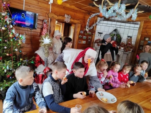 Ребята из Горковской школы посетили усадьбу Деда Мороза и Снегурочки