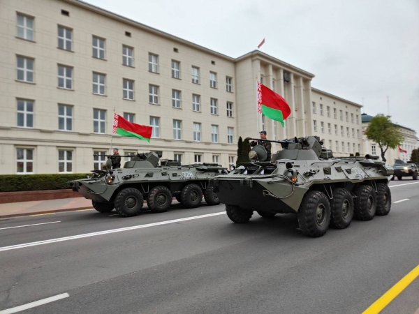 В Бресте на улице Ленина проходит репетиция парада на День Победы