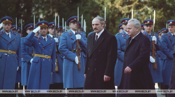 Под бомбами "демократии". Обнародовано уникальное архивное видео об историческом визите Лукашенко в Белград Под бомбами "демократии". Обнародовано уникальное архивное видео об историческом визите Лукашенко в Белград