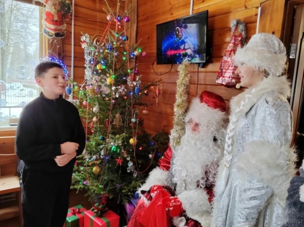 Ребята из Горковской школы посетили усадьбу Деда Мороза и Снегурочки