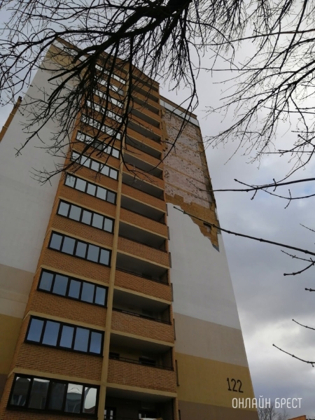 В Бресте на жилом доме, расположенном по улице Кирова, сорвано утепление В Бресте на жилом доме, расположенном по улице Кирова, сорвано утепление