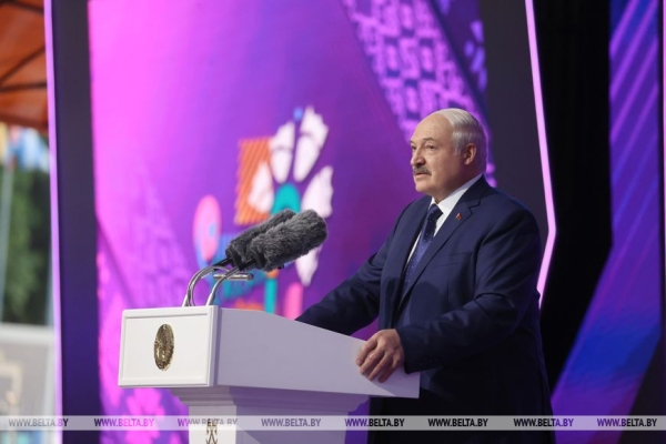 Лукашенко, вручив награду Спиридович, напомнил, как "Славянский базар" хотели "растащить по городам и весям" Лукашенко, вручив награду Спиридович, напомнил, как "Славянский базар" хотели "растащить по городам и весям"