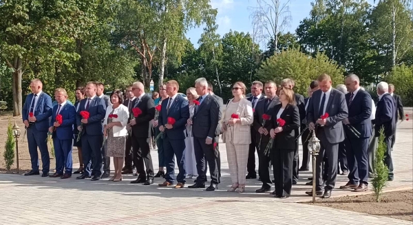 Районные «Дожинки» начались с церемонии возложения к памятнику «Воинам-землякам» Районные «Дожинки» начались с церемонии возложения к памятнику «Воинам-землякам»