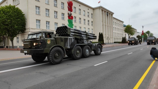 В Бресте на улице Ленина проходит репетиция парада на День Победы