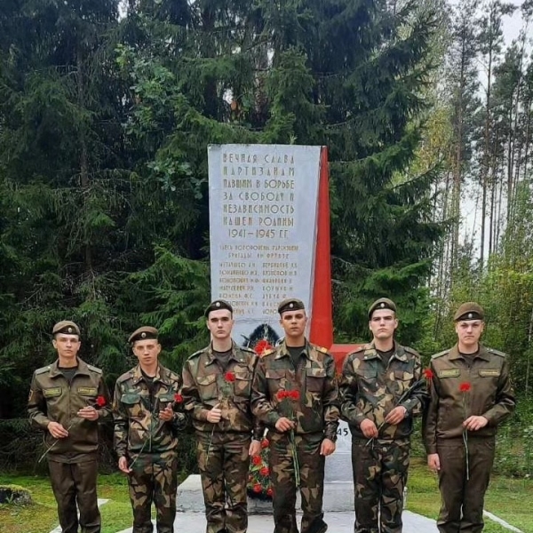 В День народного единства веннослужащие 4970 базы инженерных боеприпасов возложили цветы к памятнику партизанам бригады имени Фрунзе