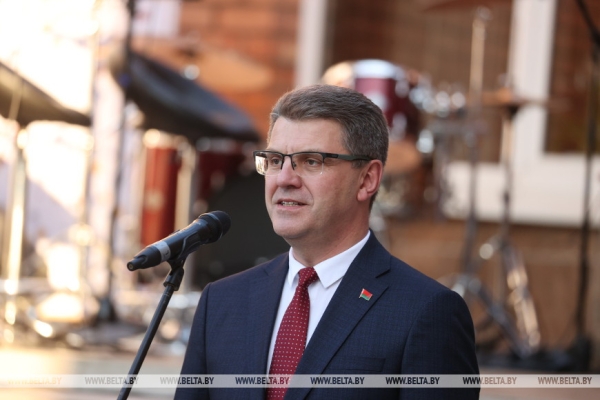 Выпускные вечера прошли по всей Беларуси Выпускные вечера прошли по всей Беларуси