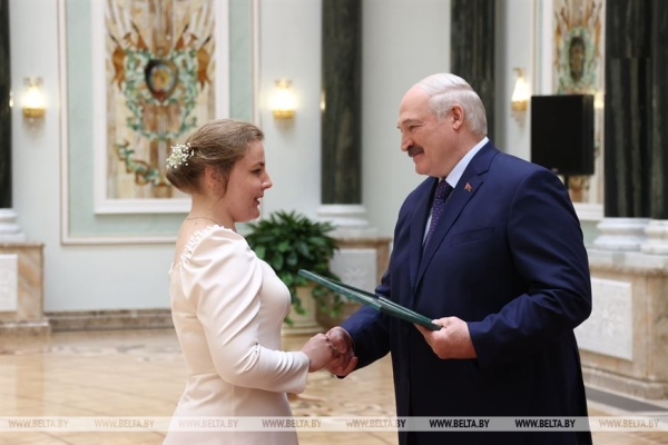 Ваши достижения вдохновляют. Лукашенко вручил награды выпускникам и преподавателям вузов Ваши достижения вдохновляют. Лукашенко вручил награды выпускникам и преподавателям вузов