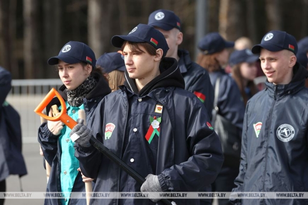 "Каждый год надо привносить изюминку". Лукашенко на субботнике трудится в мемориальном комплексе "Хатынь" "Каждый год надо привносить изюминку". Лукашенко на субботнике трудится в мемориальном комплексе "Хатынь"