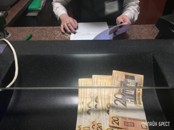 В некоторых случаях вам не вернут купюры, которые вы принесли в обменник. «Беларусбанк» рассказал про новые правила обмена денег