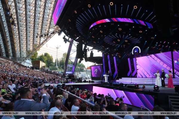 Лукашенко, вручив награду Спиридович, напомнил, как "Славянский базар" хотели "растащить по городам и весям" Лукашенко, вручив награду Спиридович, напомнил, как "Славянский базар" хотели "растащить по городам и весям"