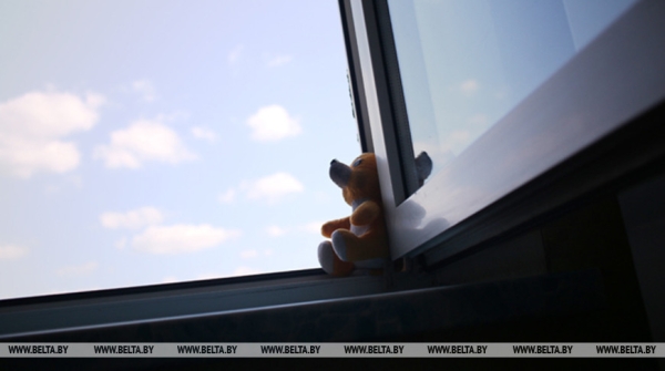 Годовалый ребенок в Старых Дорогах выпал из окна и погиб