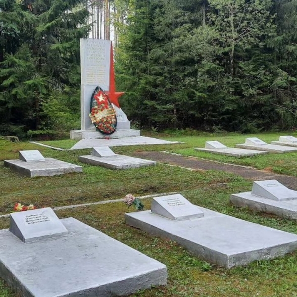 В День народного единства веннослужащие 4970 базы инженерных боеприпасов возложили цветы к памятнику партизанам бригады имени Фрунзе