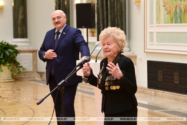 "Такие люди сейчас на вес золота". Лукашенко дал боевое задание известной белорусской фронтовичке и всем ветеранам "Такие люди сейчас на вес золота". Лукашенко дал боевое задание известной белорусской фронтовичке и всем ветеранам