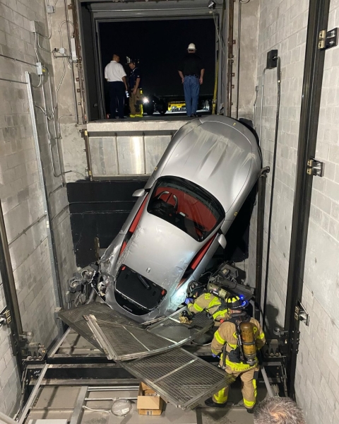 От этих фото может стать грустно: Ferrari Roma застрял в лифтовой шахте