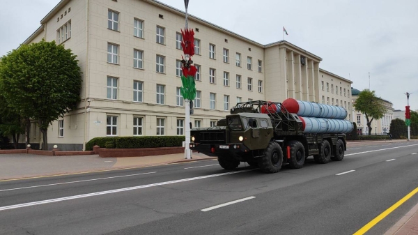 В Бресте на улице Ленина проходит репетиция парада на День Победы