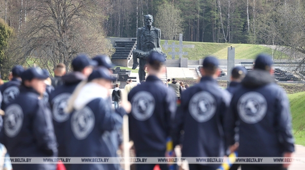 "Каждый год надо привносить изюминку". Лукашенко на субботнике трудится в мемориальном комплексе "Хатынь" "Каждый год надо привносить изюминку". Лукашенко на субботнике трудится в мемориальном комплексе "Хатынь"