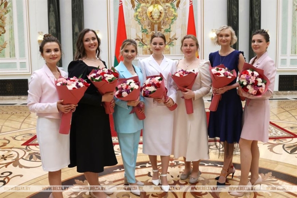 Ваши достижения вдохновляют. Лукашенко вручил награды выпускникам и преподавателям вузов Ваши достижения вдохновляют. Лукашенко вручил награды выпускникам и преподавателям вузов