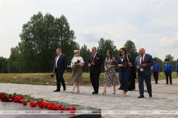 ФОТОРЕПОРТАЖ: 22 июня в Беларуси прошел День всенародной памяти жертв Великой Отечественной войны и геноцида белорусского народа ФОТОРЕПОРТАЖ: 22 июня в Беларуси прошел День всенародной памяти жертв Великой Отечественной войны и геноцида белорусского народа