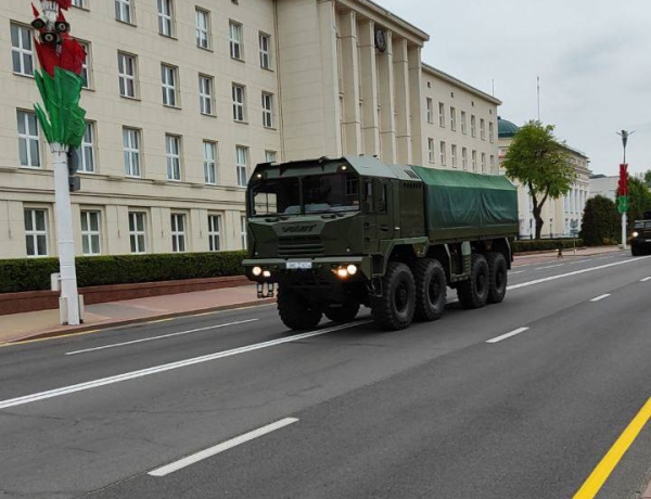 В Бресте на улице Ленина проходит репетиция парада на День Победы