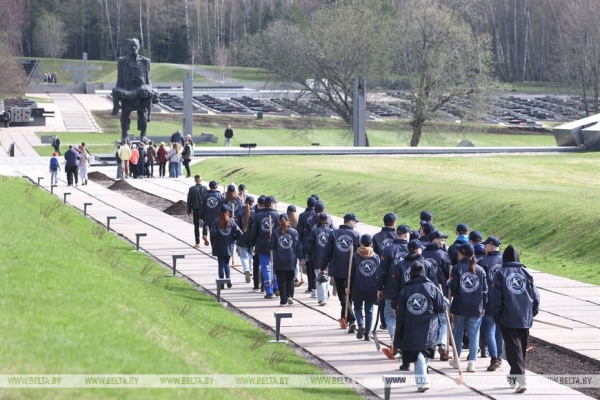 "Каждый год надо привносить изюминку". Лукашенко на субботнике трудится в мемориальном комплексе "Хатынь" "Каждый год надо привносить изюминку". Лукашенко на субботнике трудится в мемориальном комплексе "Хатынь"