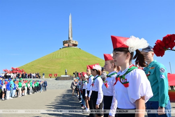 Выступление Лукашенко на церемонии возложения венка и цветов в мемориальном комплексе "Курган Славы"