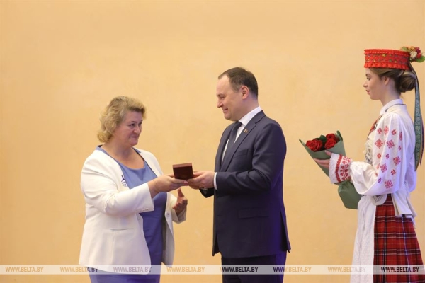 "Это люди исключительного трудолюбия и ответственности". Премьер Беларуси вручил госнаграды "Это люди исключительного трудолюбия и ответственности". Премьер Беларуси вручил госнаграды