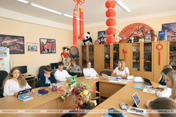 "Трудно говорить, что я здесь просто работала. Это моя жизнь". Один день с директором, который руководит гимназией 40 лет