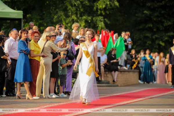 Выпускные вечера прошли по всей Беларуси Выпускные вечера прошли по всей Беларуси
