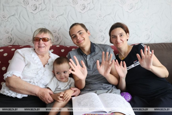 "Усаживайтесь поудобнее, я начинаю..." Слепая волонтер рассказывает сказки детям инвалидов по слуху "Усаживайтесь поудобнее, я начинаю..." Слепая волонтер рассказывает сказки детям инвалидов по слуху