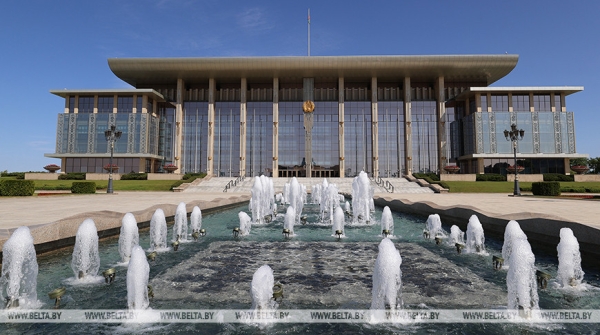 Лукашенко вручит генеральские погоны и ответит на "те самые вопросы"