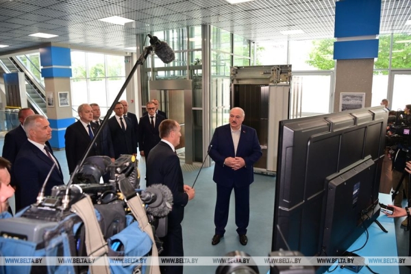 Лукашенко напомнил об инвестпроектах в регионах: каждый район должен зарабатывать себе деньги Лукашенко напомнил об инвестпроектах в регионах: каждый район должен зарабатывать себе деньги