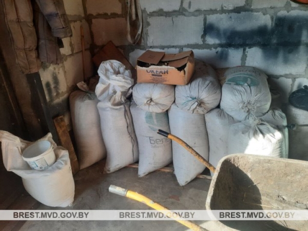 Водитель агропредприятия хранил в гараже ячмень и моторное масло. Случай в Брестской области