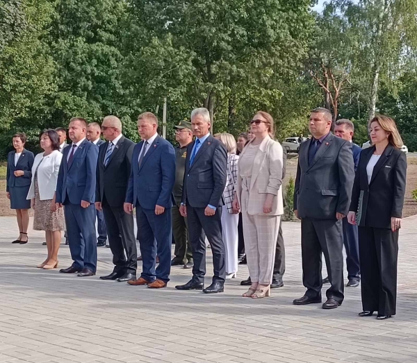 Районные «Дожинки» начались с церемонии возложения к памятнику «Воинам-землякам» Районные «Дожинки» начались с церемонии возложения к памятнику «Воинам-землякам»