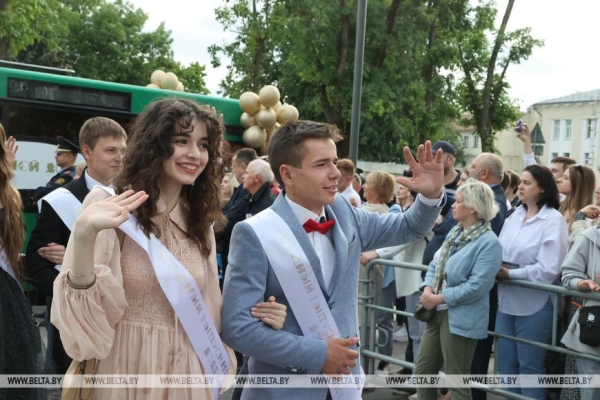 Выпускные вечера прошли по всей Беларуси Выпускные вечера прошли по всей Беларуси