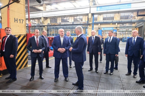 Лукашенко напомнил об инвестпроектах в регионах: каждый район должен зарабатывать себе деньги Лукашенко напомнил об инвестпроектах в регионах: каждый район должен зарабатывать себе деньги