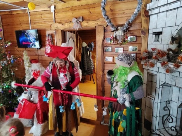 Ребята из Горковской школы посетили усадьбу Деда Мороза и Снегурочки