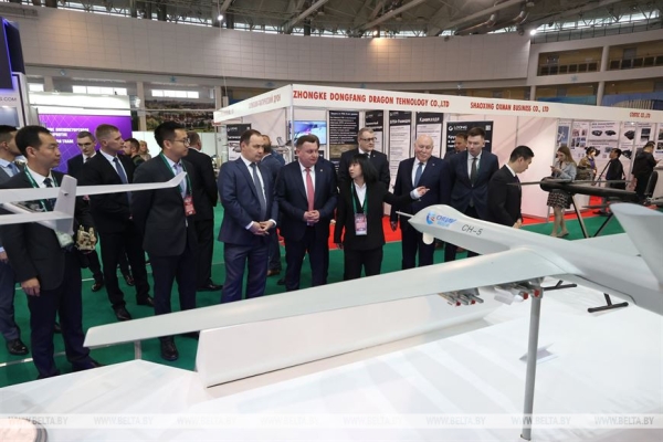 Головченко ознакомился с разработками отечественного и зарубежных ВПК на MILEX Головченко ознакомился с разработками отечественного и зарубежных ВПК на MILEX