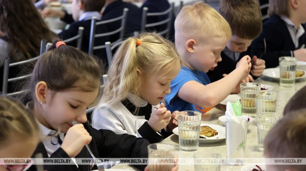 "Ребенка надо накормить, и нормально накормить". Что Лукашенко требует от системы питания в школах? "Ребенка надо накормить, и нормально накормить". Что Лукашенко требует от системы питания в школах?